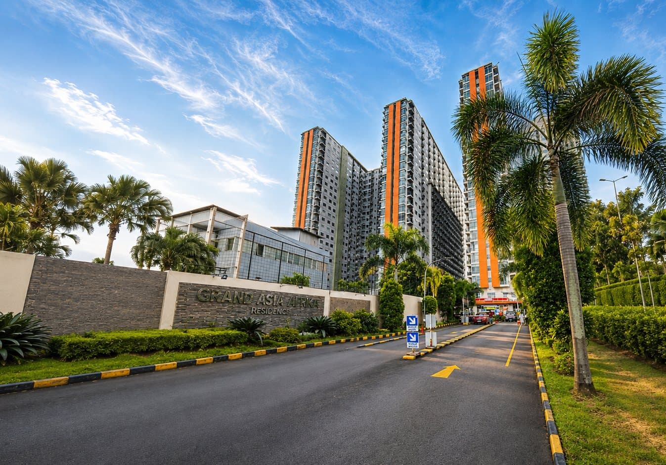 Menara Grand Asia Afrika Residence dilihat dari jalan masuk kawasan